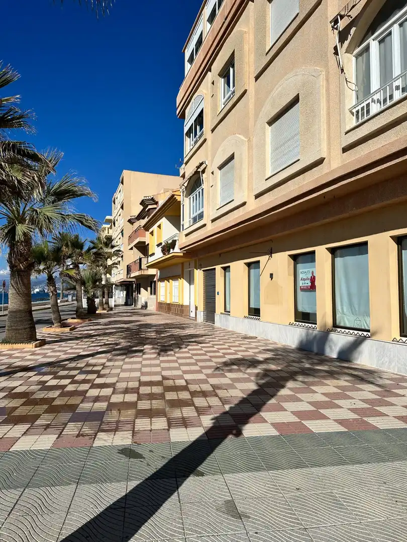 Vista exterior de Local de alquiler en Torrenueva Costa