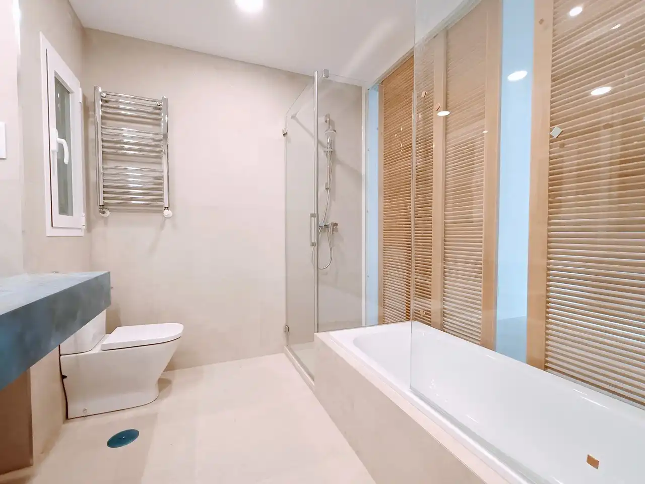 Bathroom of Flat for rent in Madrid  with Air Conditioner, Heating and Terrace