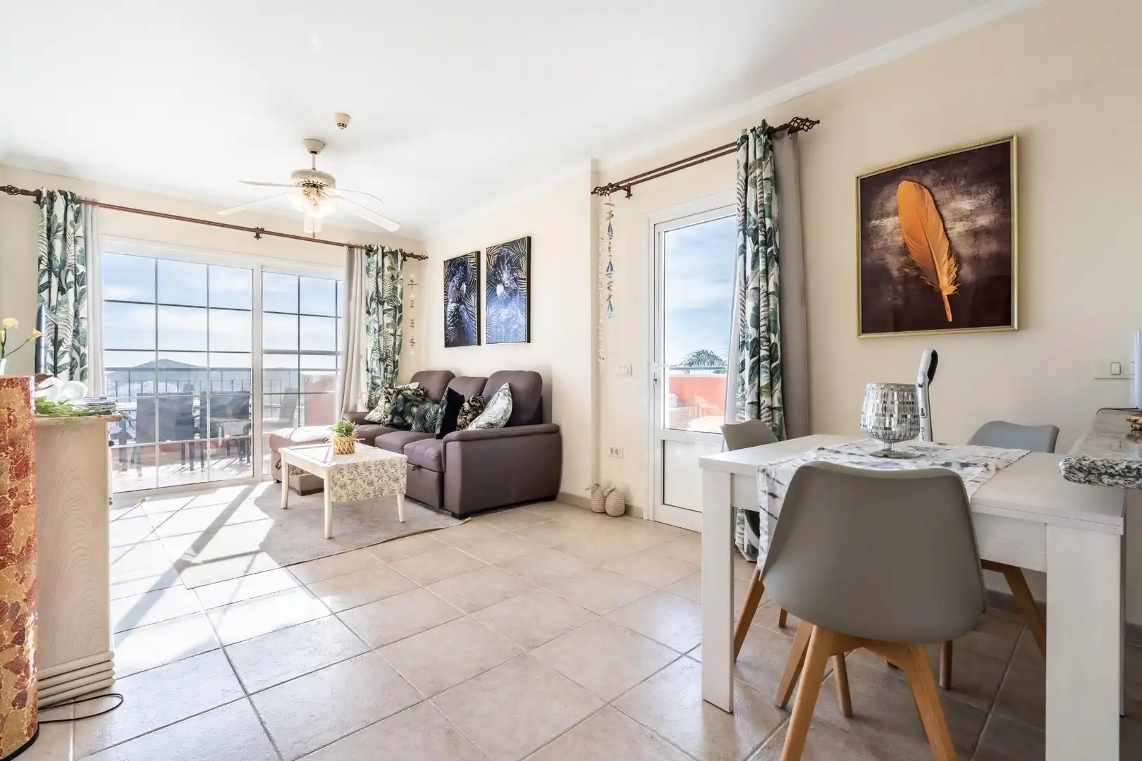 Sala d'estar de Apartament de lloguer en Arona amb Jardí privat, Terrassa i Moblat
