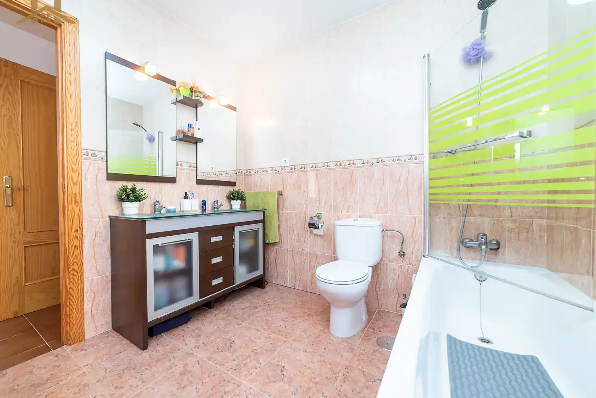Badezimmer von Haus oder Chalet zum Verkauf in Robledo de Chavela mit Heizung, Privatgarten und Terrasse