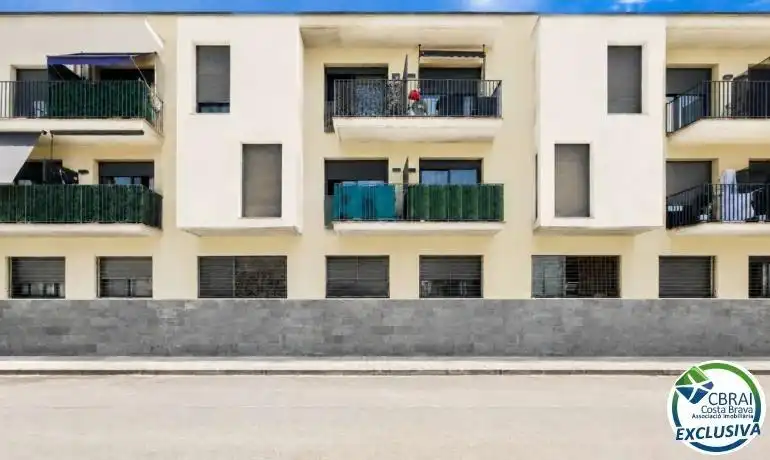Vista exterior de Apartament en venda en Figueres amb Parquet, Terrassa i Traster