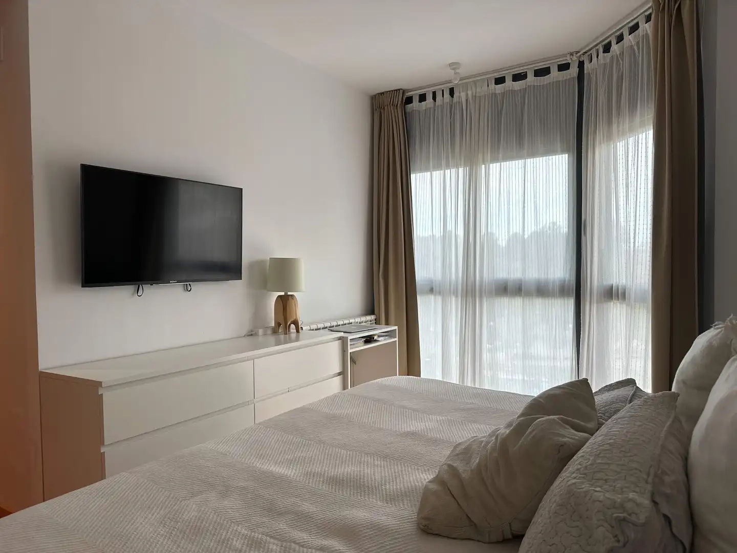 Schlafzimmer von Einfamilien-Reihenhaus zum Verkauf in Sant Esteve Sesrovires mit Klimaanlage, Heizung und Privatgarten