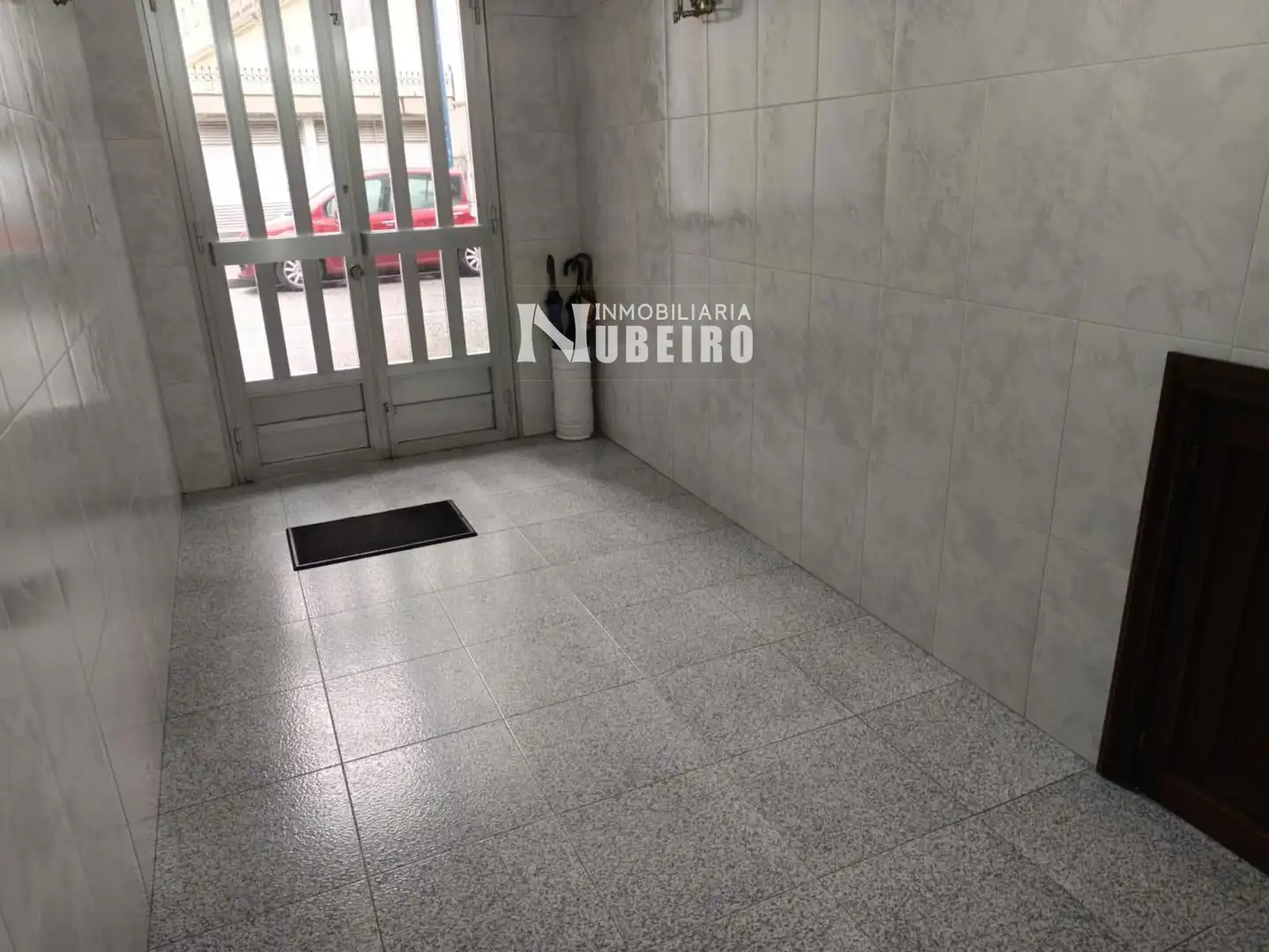 Aparcament de Casa o xalet en venda en Lugo amb Calefacció, Terrassa i Moblat