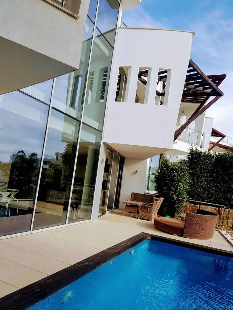 Vista exterior de Casa adosada de lloguer en Marbella amb Aire condicionat, Jardí privat i Piscina