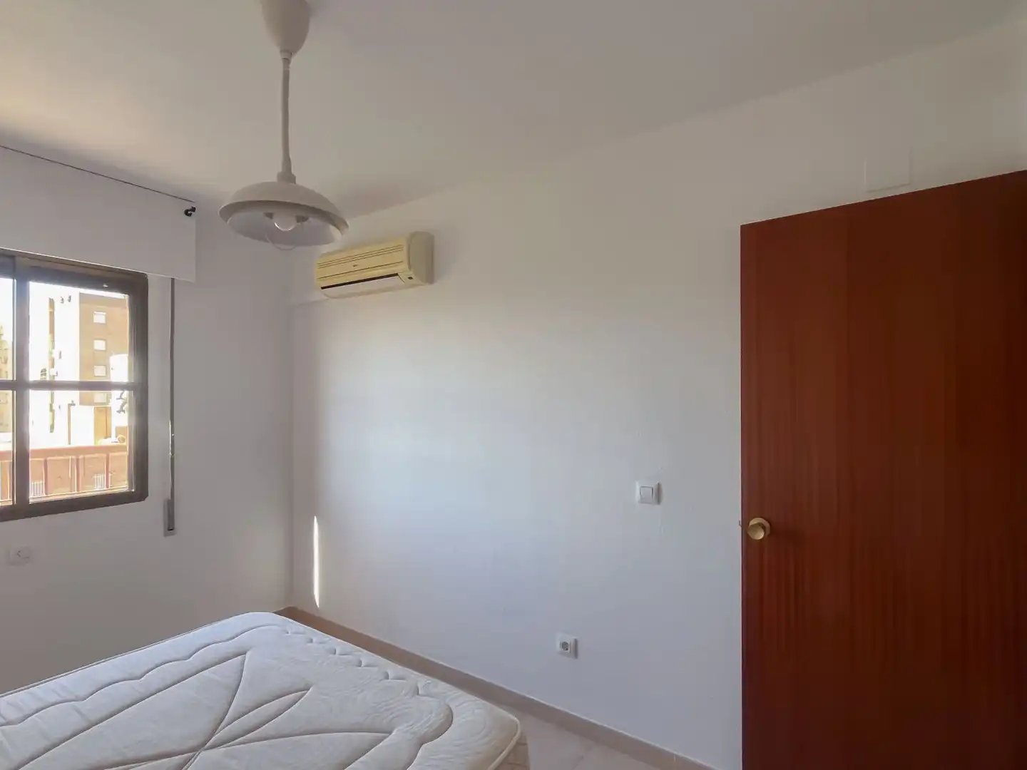 Schlafzimmer von Wohnung zur Miete in Sevilla mit Klimaanlage, Heizung und Terrasse