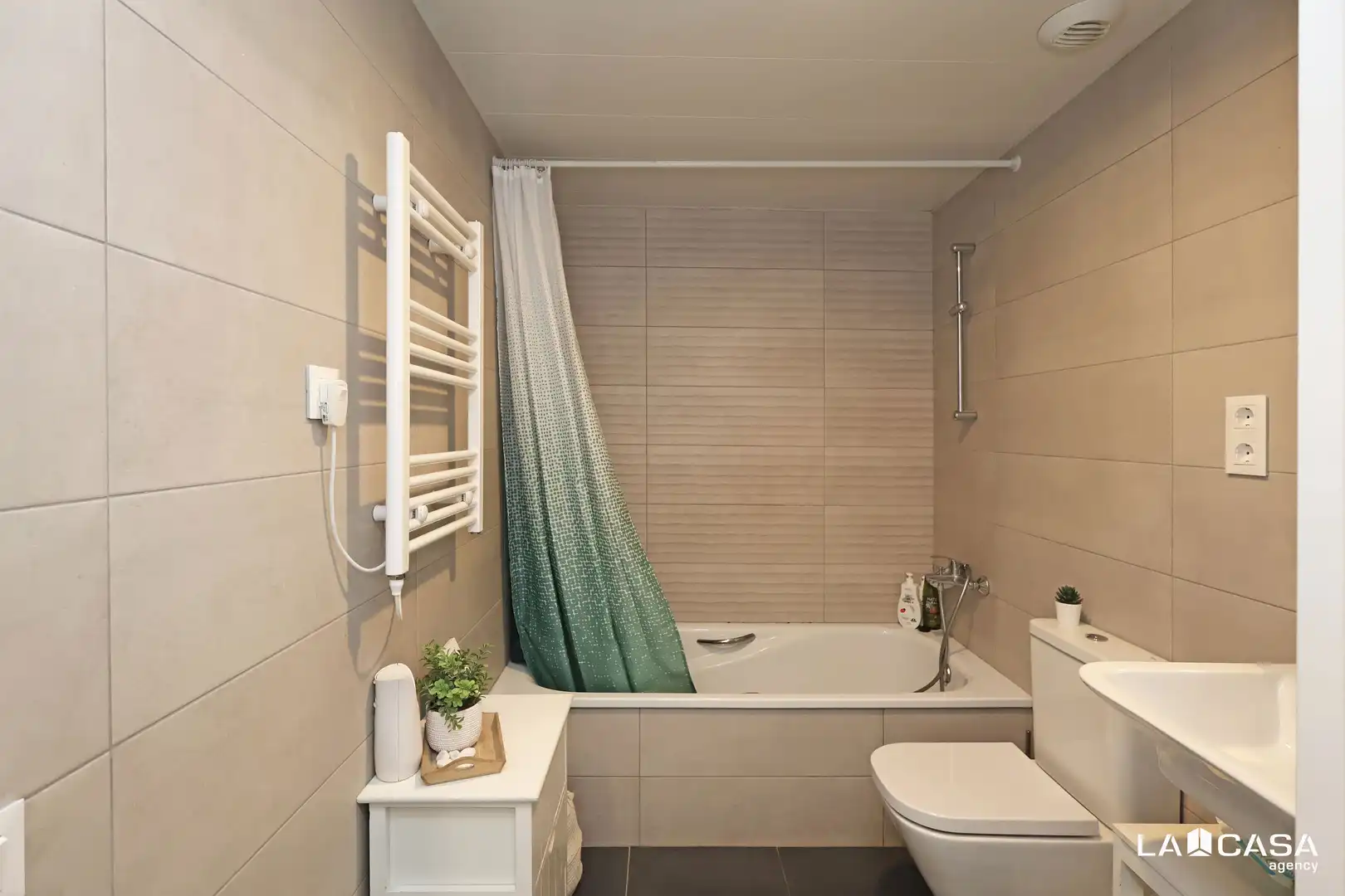 Bathroom of Flat for sale in L'Hospitalet de Llobregat  with Terrace and Swimming Pool