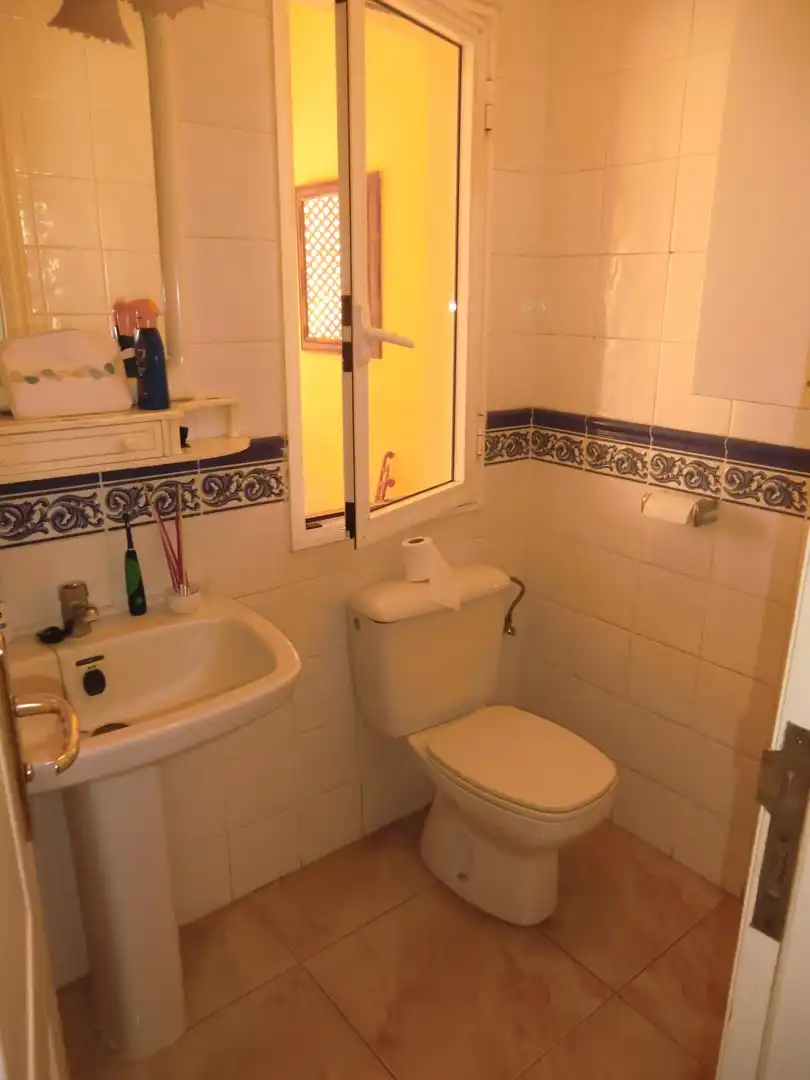 Badezimmer von Einfamilien-Reihenhaus zum Verkauf in Adeje mit Privatgarten, Terrasse und Abstellraum