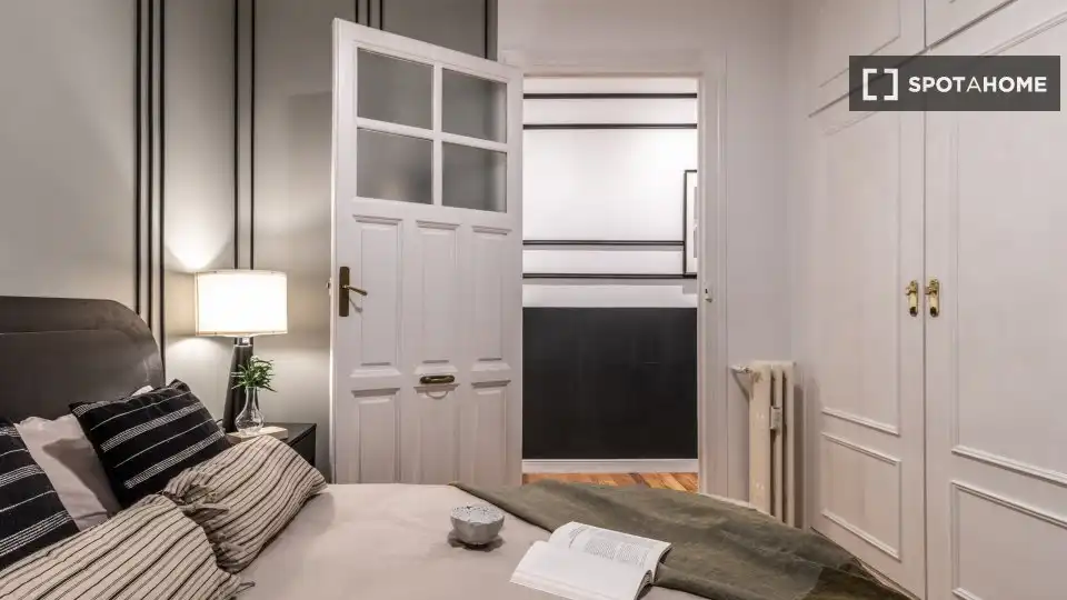 Dormitori de Apartament per a compartir en Madrid amb Aire condicionat, Terrassa i Moblat