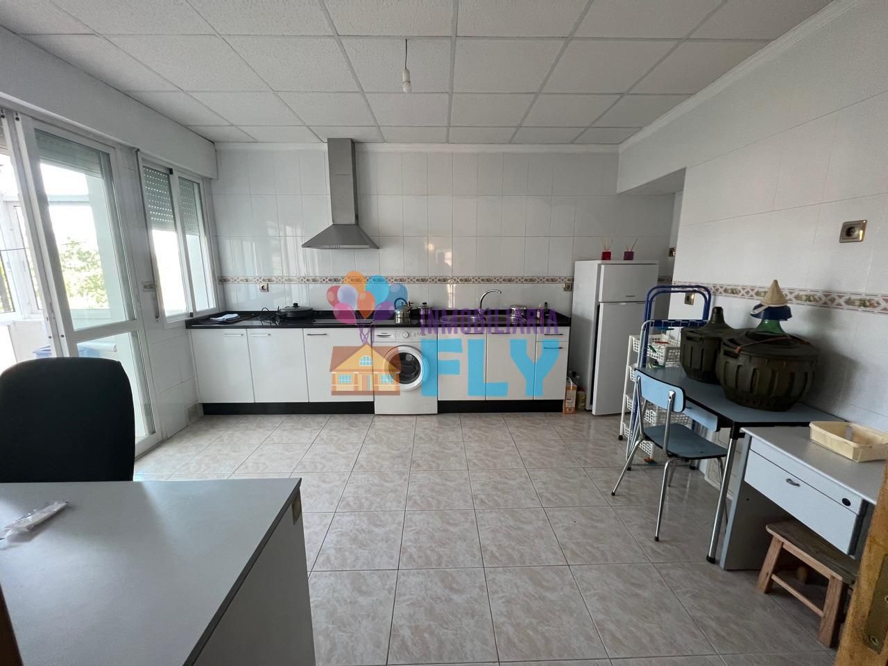 Cuina de Pis en venda en Ourense Capital  amb Parquet, Terrassa i Balcó