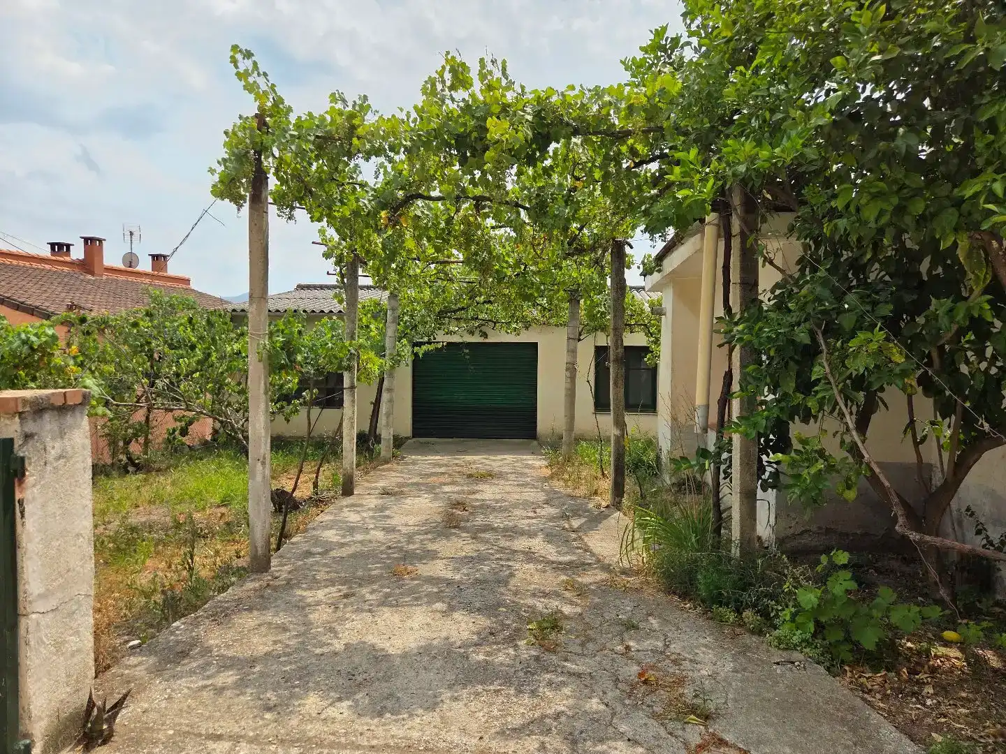 Vista exterior de Finca rústica en venda en Tortellà amb Balcó