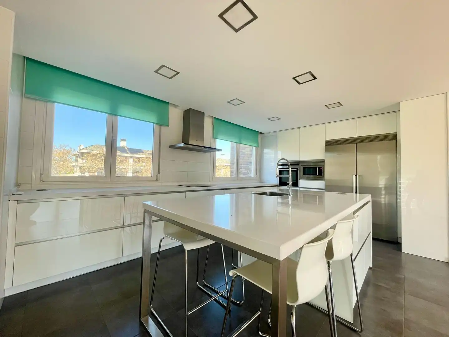 Cocina de Casa adosada de alquiler en Majadahonda con Aire acondicionado, Calefacción y Jardín privado