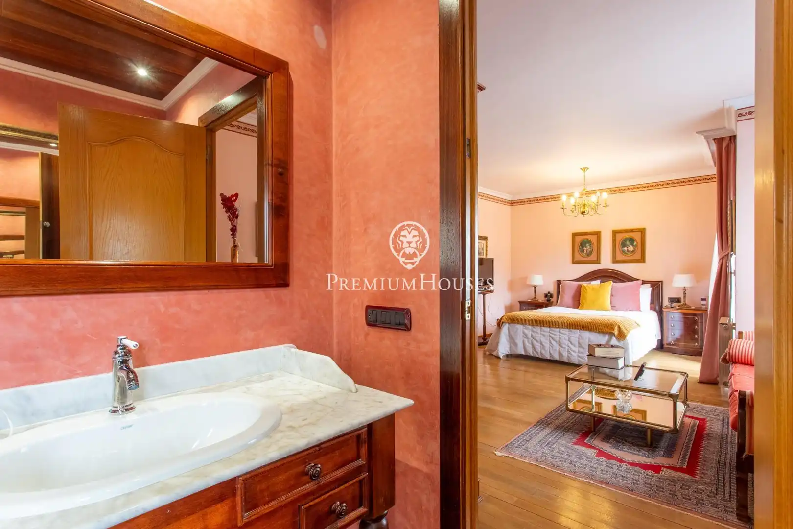 Dormitori de Casa o xalet en venda en Mataró amb Calefacció, Jardí privat i Parquet