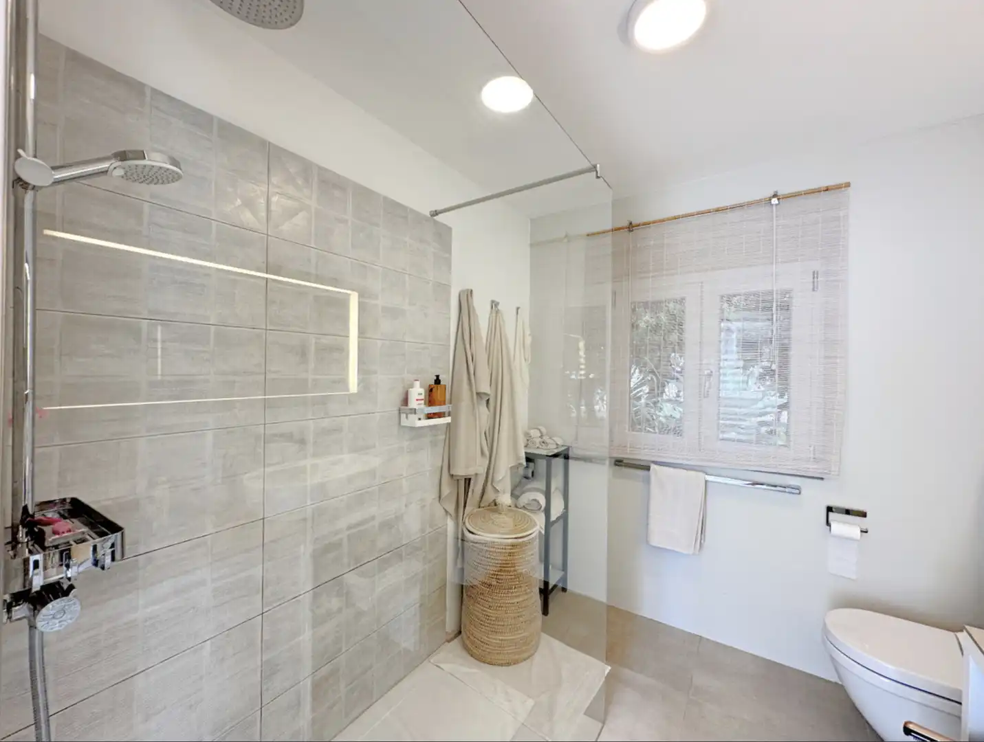 Bany de Casa o xalet en venda en Estepona amb Aire condicionat, Jardí privat i Terrassa