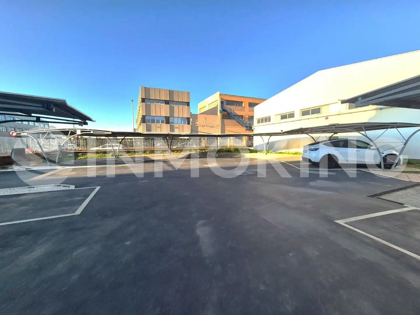 Parkplatz von Fabrikhallen zur Miete in Valencia mit Heizung
