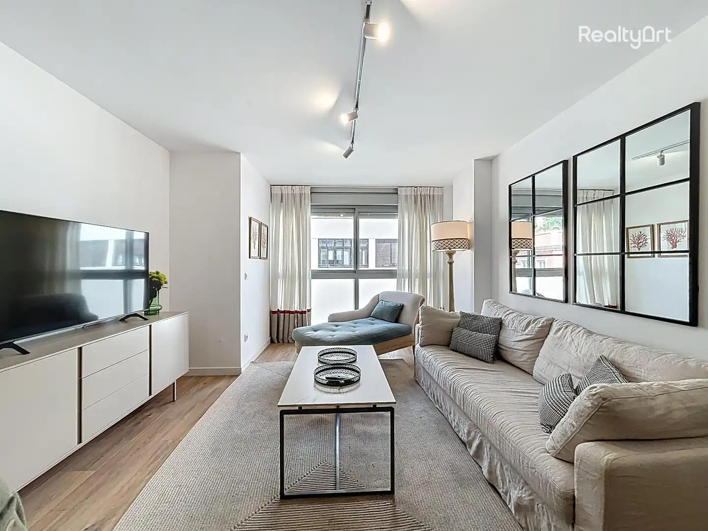 Living room of Flat for sale in Sevilla  with Air Conditioner and Furnished