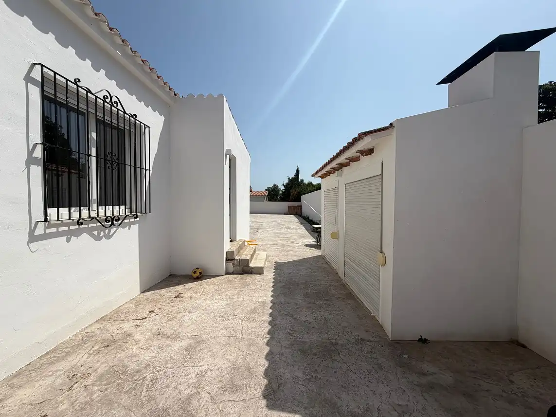 Vista exterior de Casa o xalet en venda en Santa Pola amb Aire condicionat, Jardí privat i Piscina