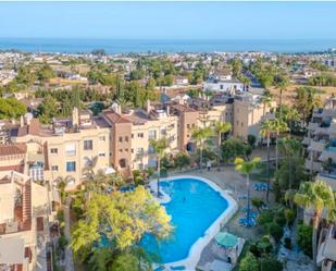 Vista exterior de Apartament en venda en Estepona amb Aire condicionat, Calefacció i Jardí privat