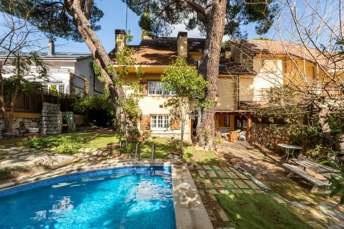 Jardí de Casa adosada en venda en Torrelodones amb Calefacció i Piscina
