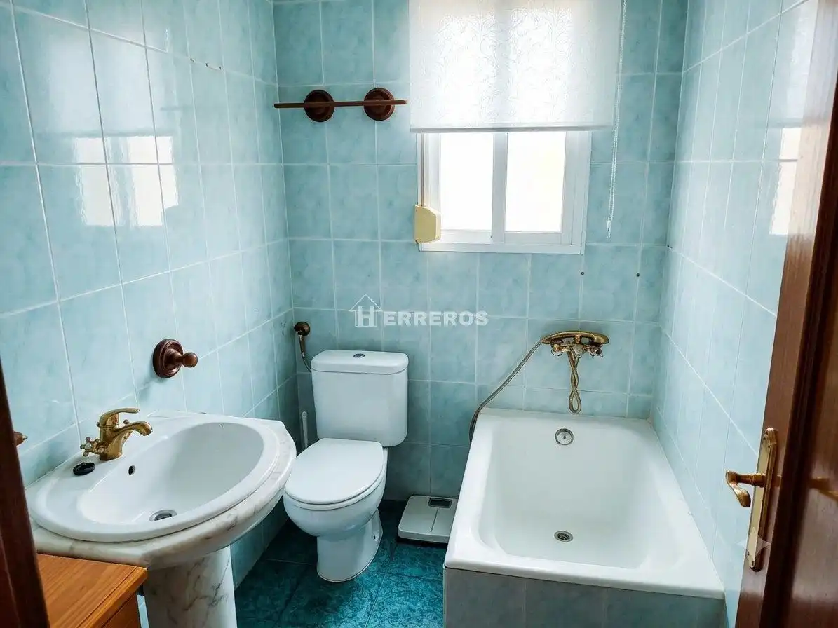 Baño de Apartamento en venta en Navarrete con Calefacción, Parquet y Terraza