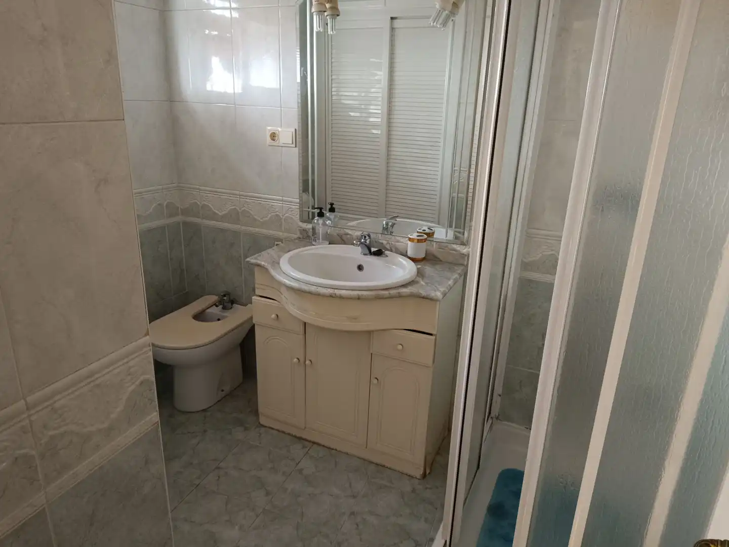 Badezimmer von Haus oder Chalet zum Verkauf in Brenes mit Klimaanlage, Möbliert und Balkon