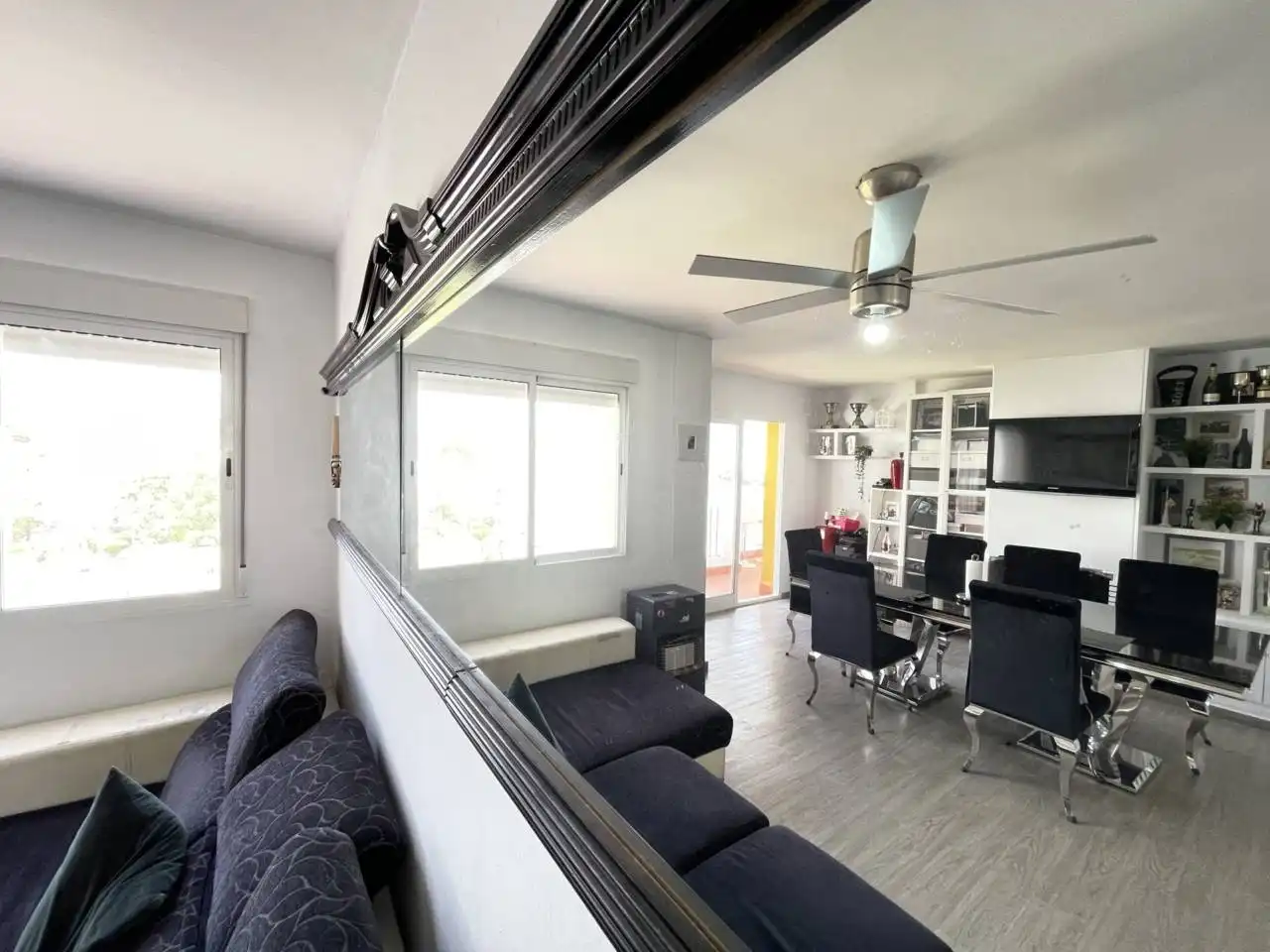 Sala d'estar de Pis en venda en Estepona amb Terrassa i Piscina comunitària