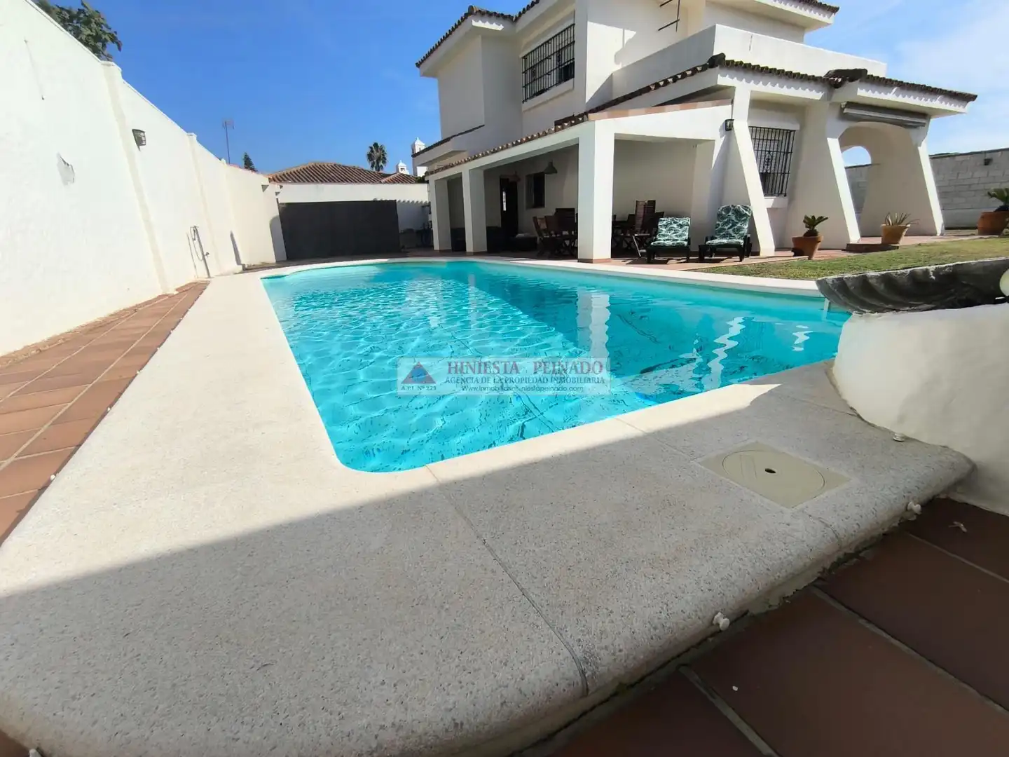 Chalet con piscina en venta en Valdelagrana