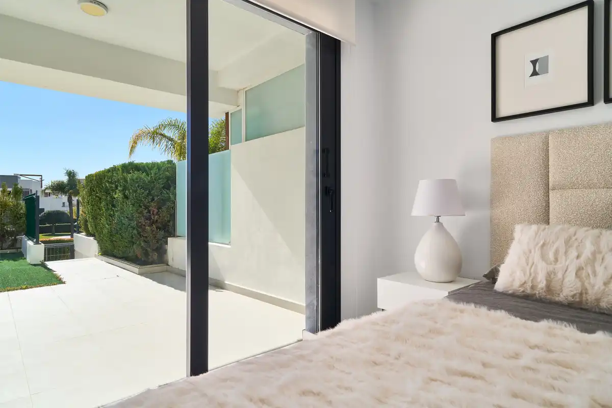 Dormitori de Planta baixa en venda en Estepona amb Aire condicionat, Jardí privat i Terrassa