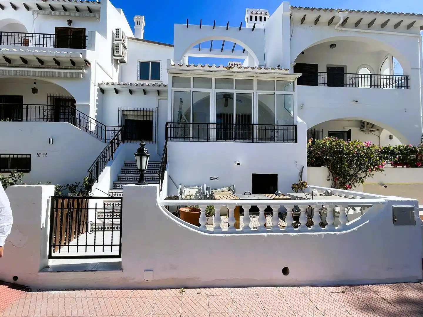 Vista exterior de Casa adosada en venta en Torrevieja con Amueblado, Balcón y Piscina comunitaria