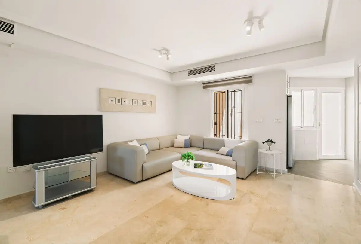 Sala d'estar de Casa adosada en venda en Marbella amb Aire condicionat, Terrassa i Alarma
