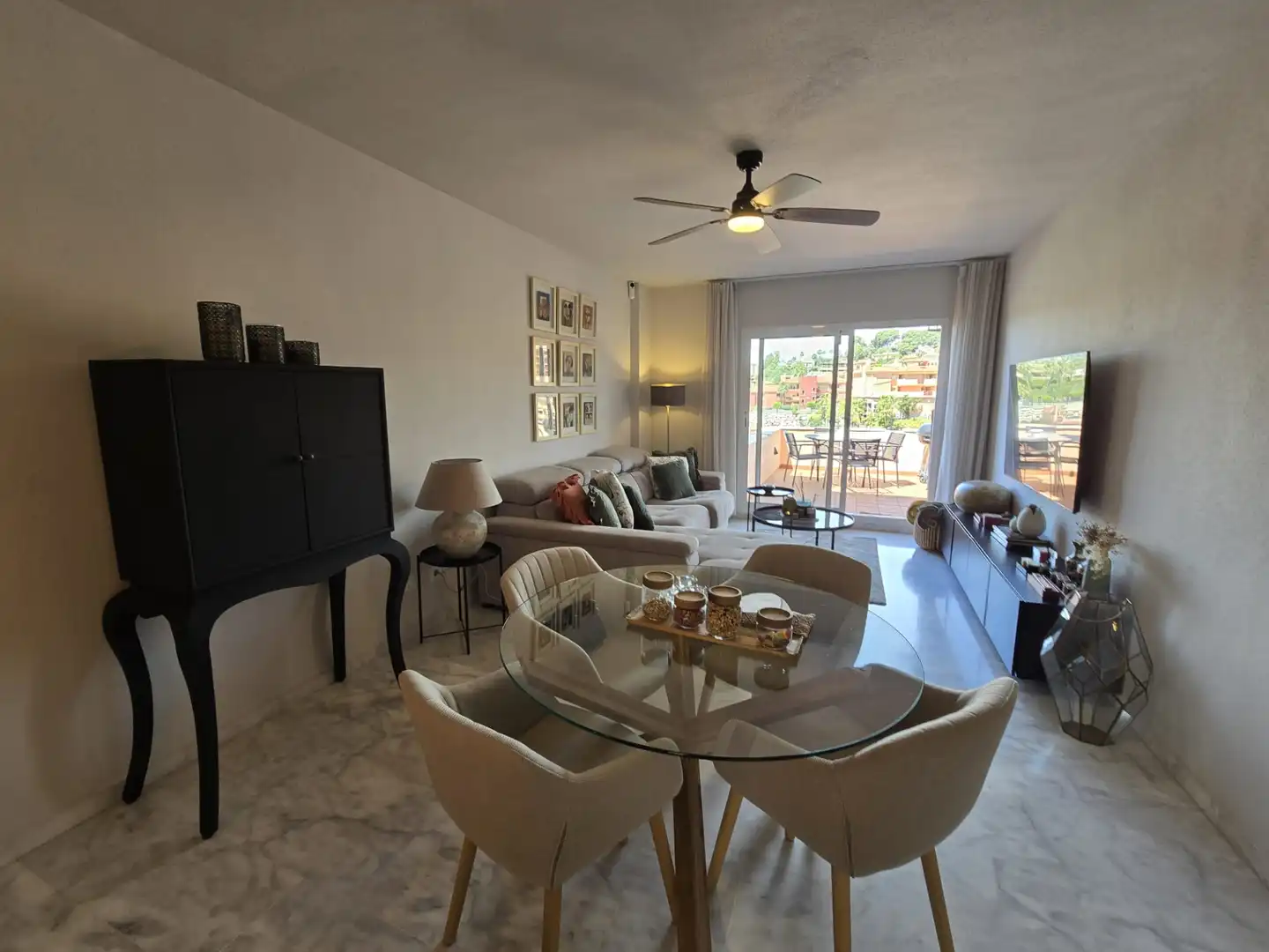 Sala d'estar de Pis en venda en Marbella amb Terrassa, Traster i Piscina comunitària