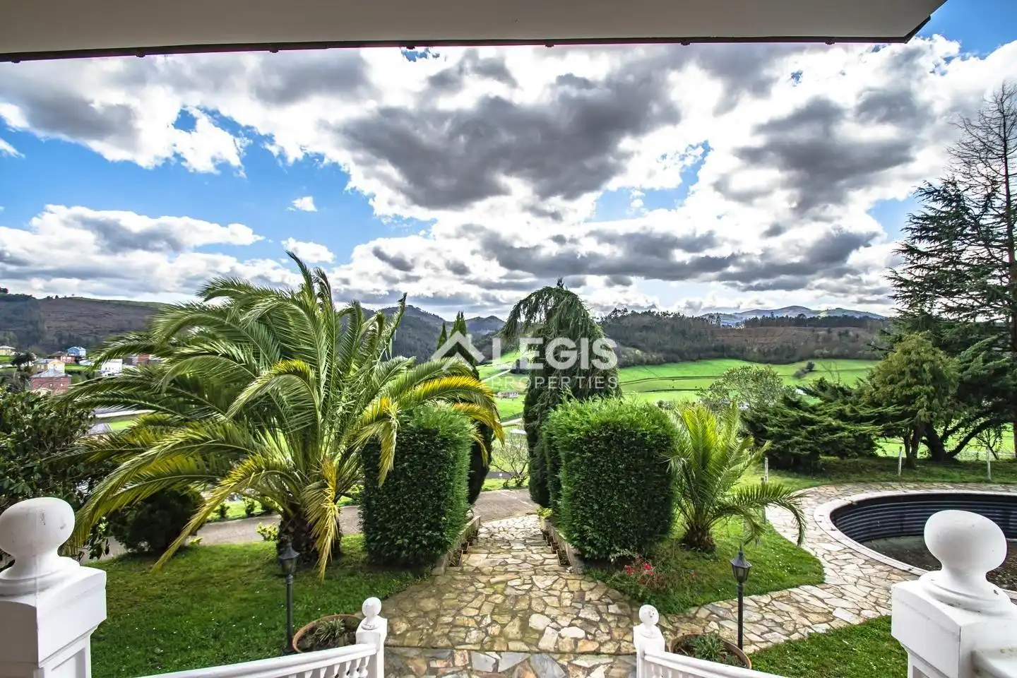 Vista exterior de Casa o xalet en venda en Valdés - Luarca amb Calefacció, Jardí privat i Terrassa