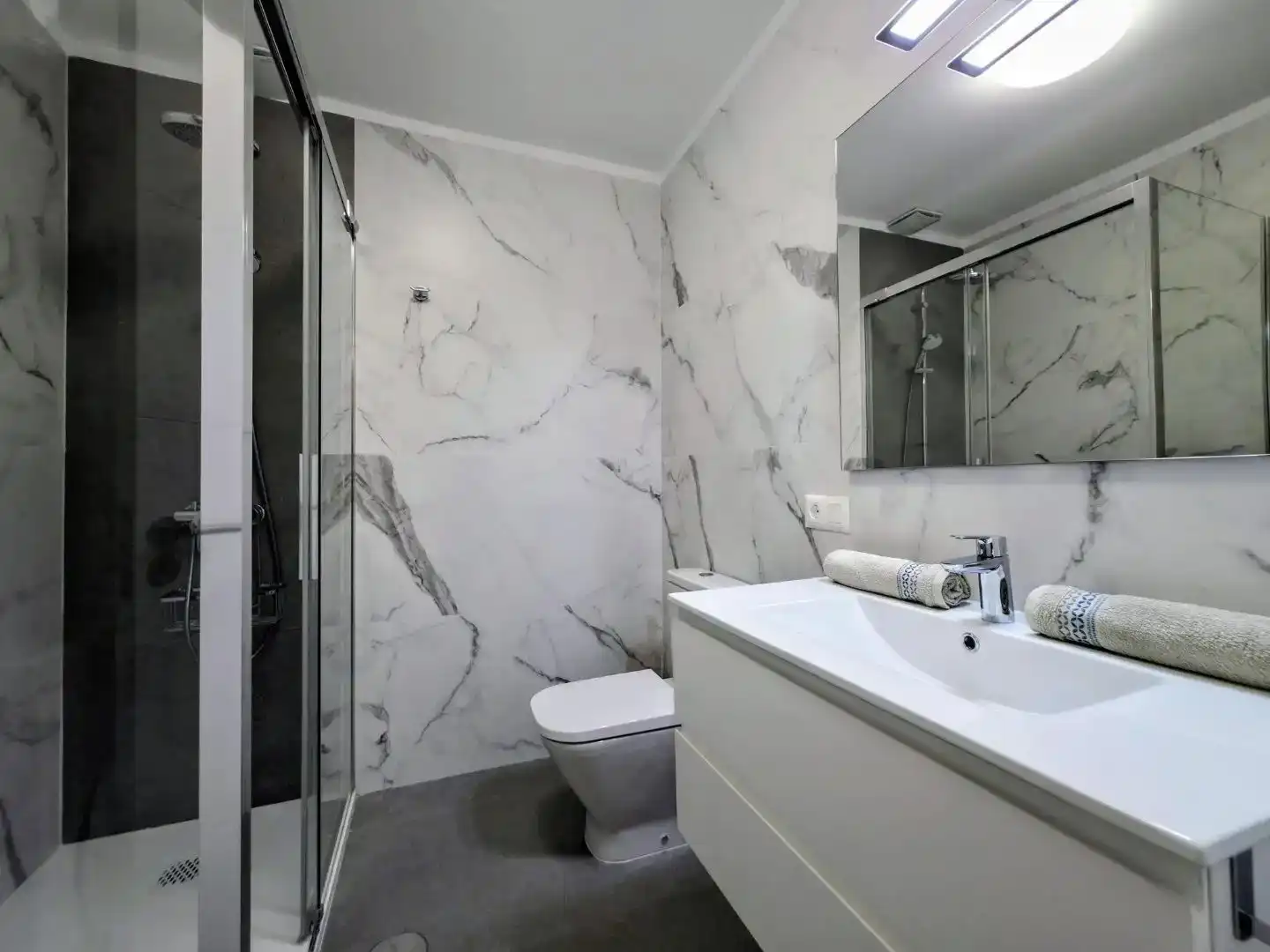 Bany de Apartament de lloguer en Adeje amb Aire condicionat, Piscina i Moblat