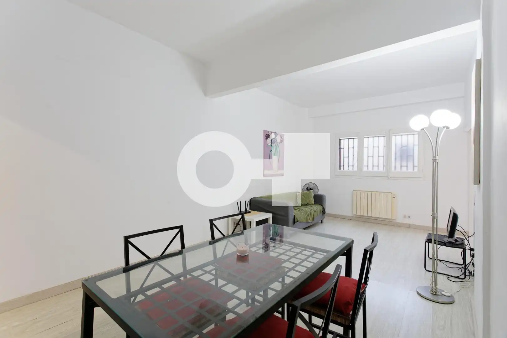 Sala d'estar de Estudi en venda en Barcelona amb Calefacció, Parquet i Moblat