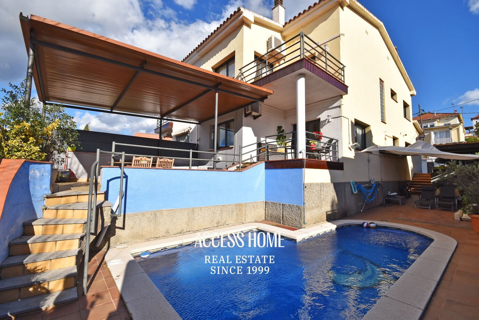 Exterior view of House or chalet for sale in El Masnou  with Air Conditioner, Heating and Swimming Pool