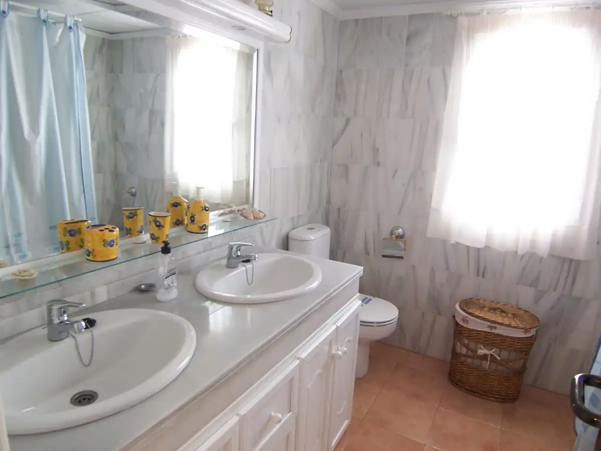 Bathroom of Apartments for rent in Almuñécar  with Air Conditioner, Heating and Terrace