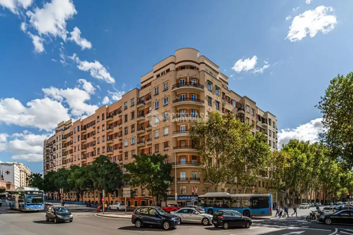 Außenansicht von Wohnung zum Verkauf in Madrid mit Parkett