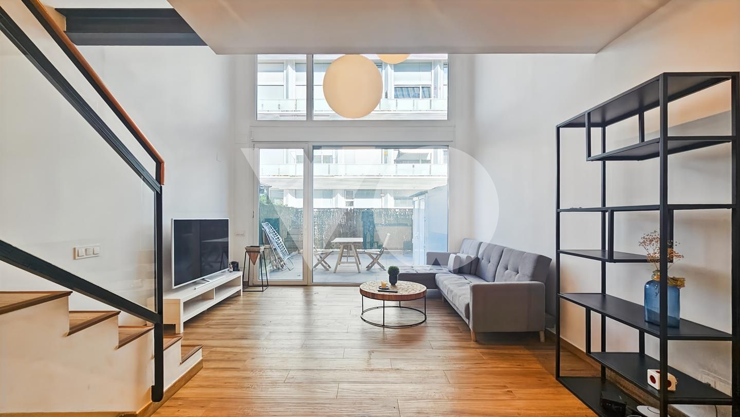 Sala d'estar de Dúplex en venda en  Madrid Capital amb Aire condicionat i Terrassa