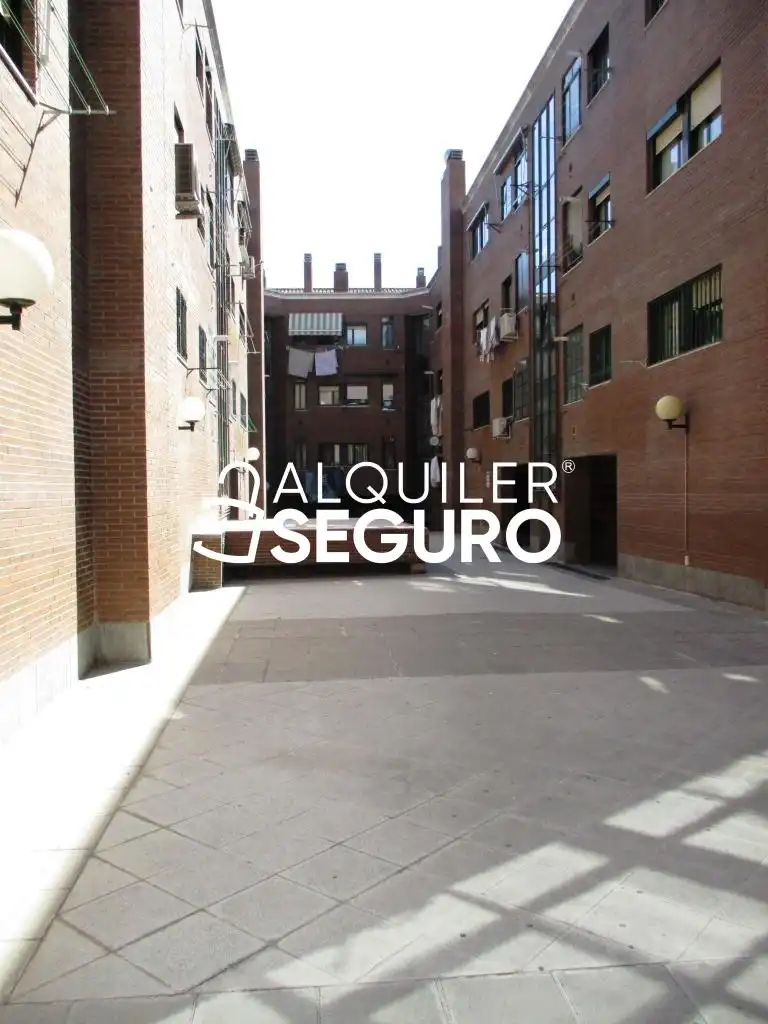Vista exterior de Pis de lloguer en San Fernando de Henares amb Aire condicionat, Calefacció i Moblat