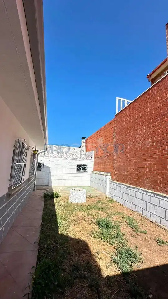 Vista exterior de Casa o xalet en venda en San Andrés del Rabanedo amb Calefacció i Jardí privat
