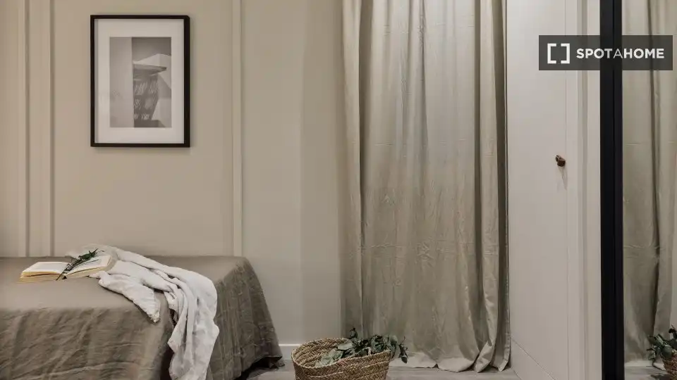 Dormitori de Apartament per a compartir en Barcelona amb Aire condicionat, Terrassa i Moblat