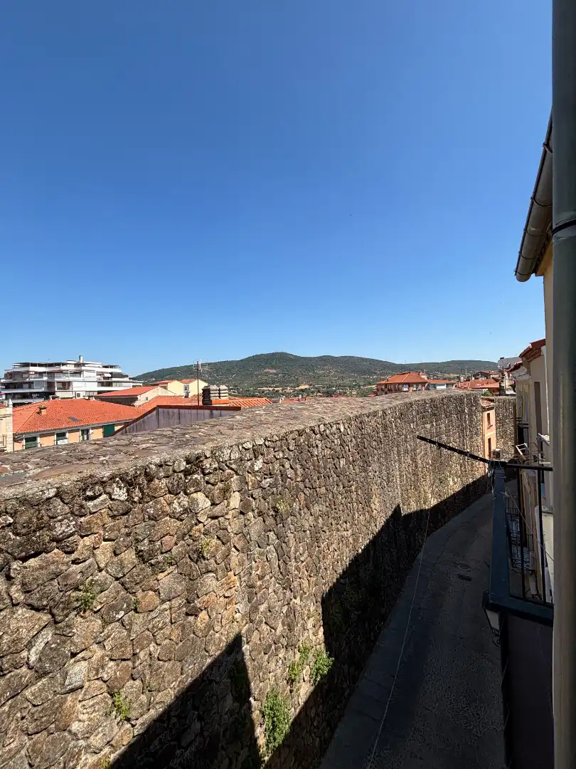 Vista exterior de Casa adosada en venda en Plasencia amb Calefacció i Balcó