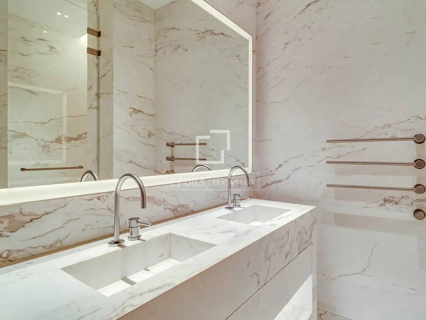 Badezimmer von Wohnung zum Verkauf in Barcelona mit Klimaanlage, Heizung und Parkett