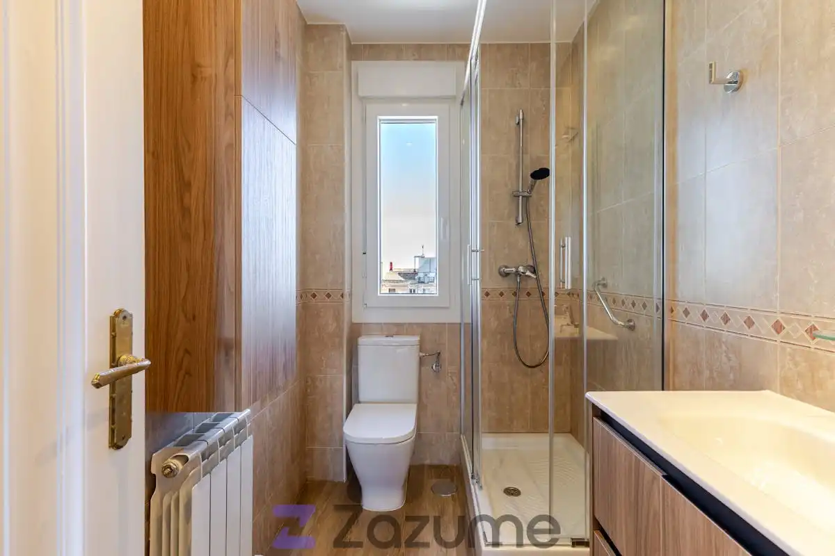 Bathroom of Flat for rent in Madrid  with Air Conditioner, Heating and Terrace