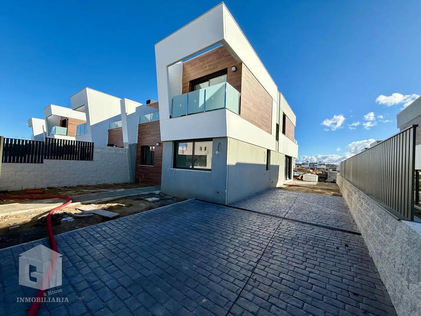 Vista exterior de Casa adosada en venta en Villaviciosa de Odón con Calefacción, Jardín privado y Terraza
