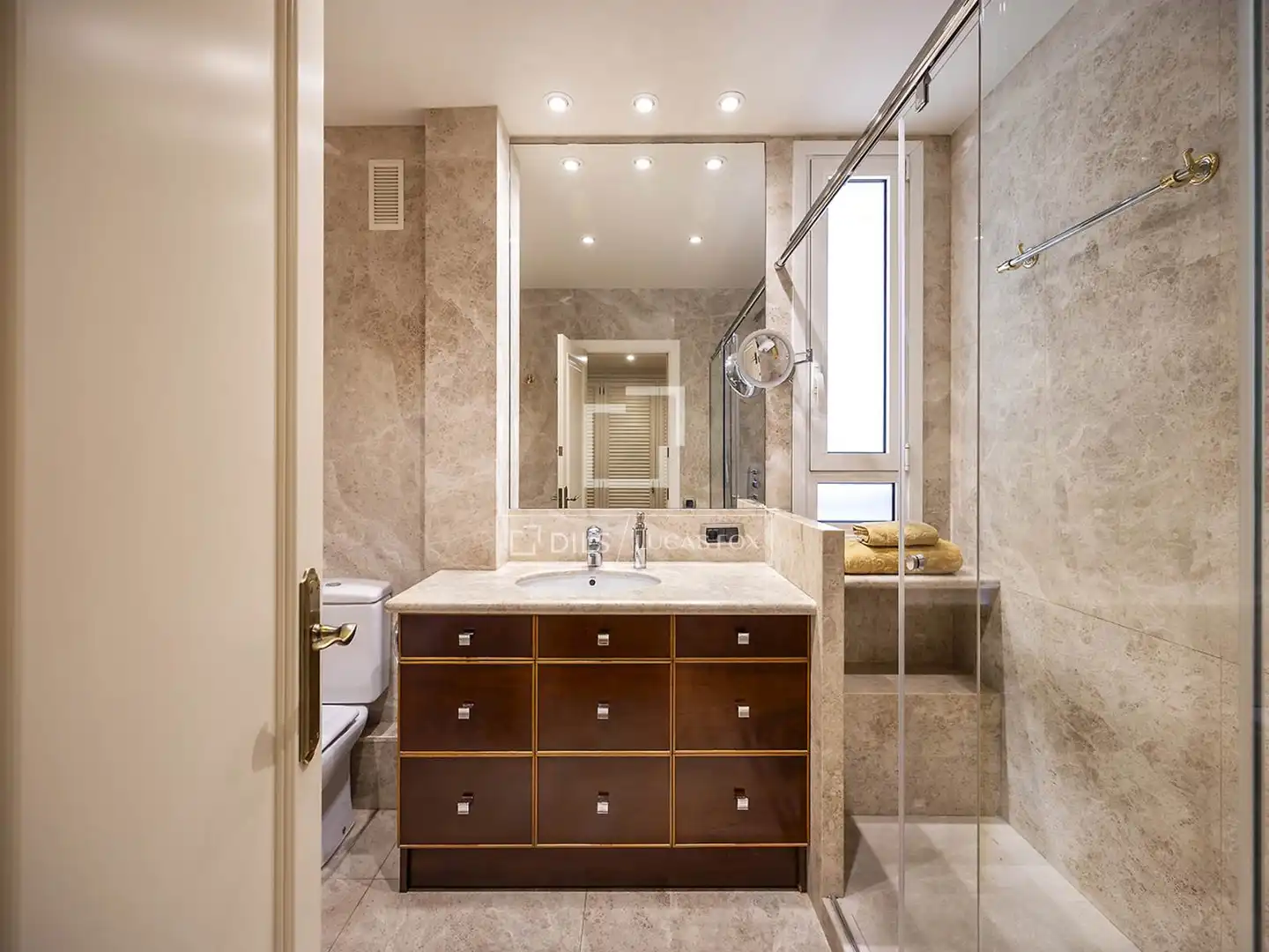 Badezimmer von Wohnung zur Miete in Barcelona mit Heizung, Privatgarten und Parkett
