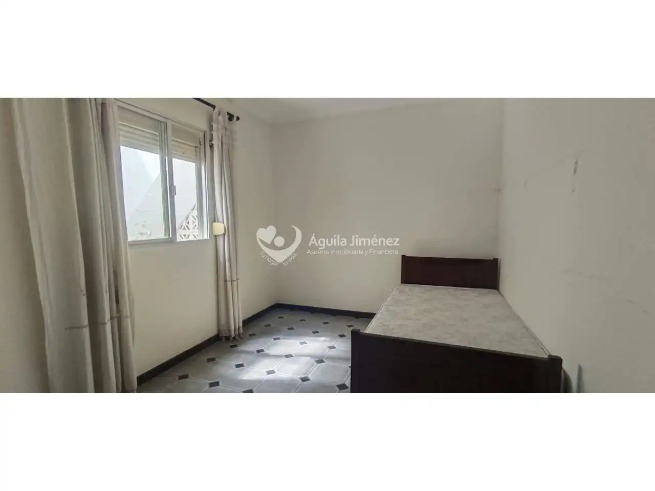 Habitación de Casa adosada en venta en Alcalá de Guadaira con Calefacción, Terraza y Piscina