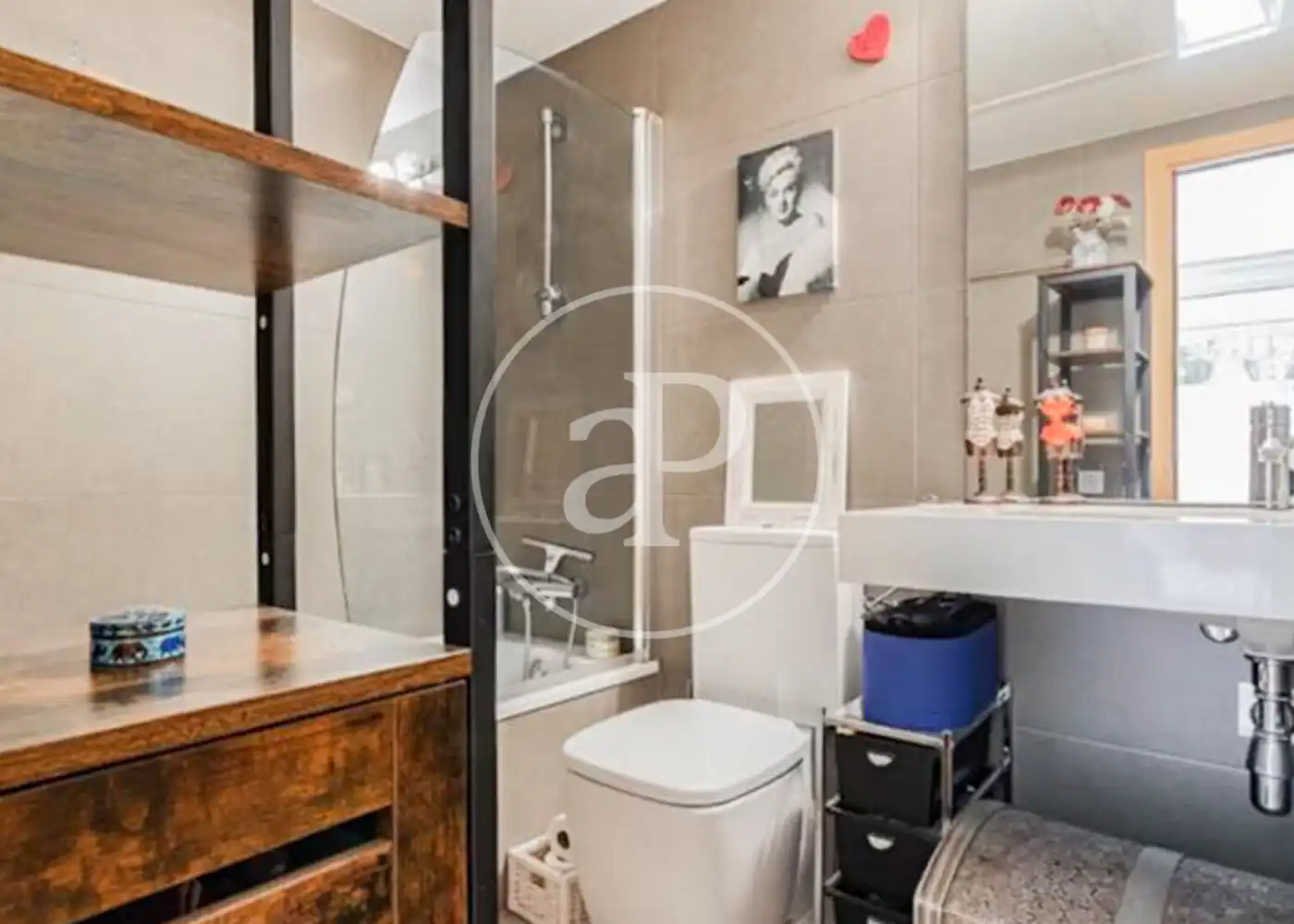 Badezimmer von Wohnung zum Verkauf in Barcelona mit Klimaanlage, Heizung und Privatgarten