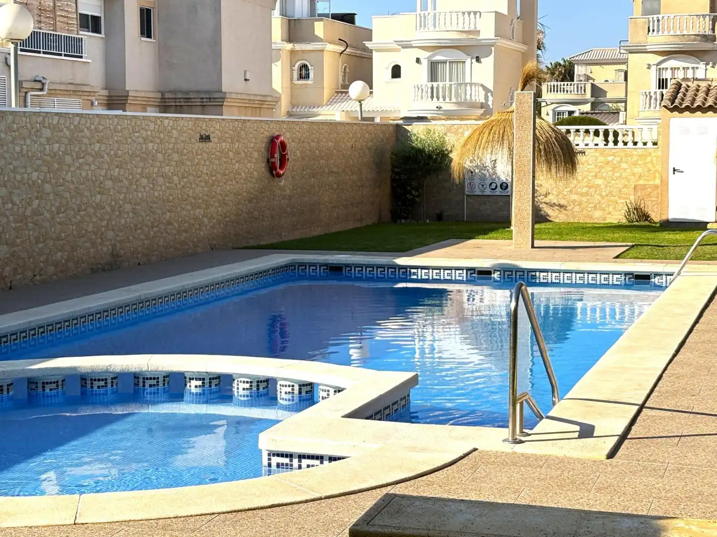 Piscina de Casa adosada en venda en Torrevieja amb Aire condicionat, Calefacció i Terrassa