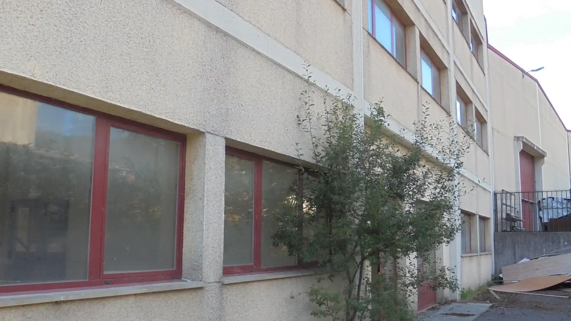 Vista exterior de Nave industrial en venta en Los Corrales de Buelna 