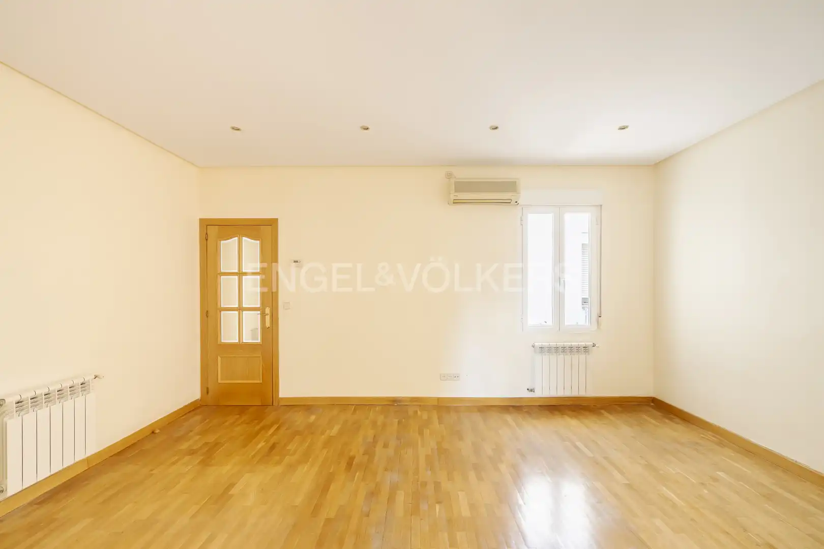Living room of Flat for rent in Madrid  with Air Conditioner, Heating and Parquet flooring